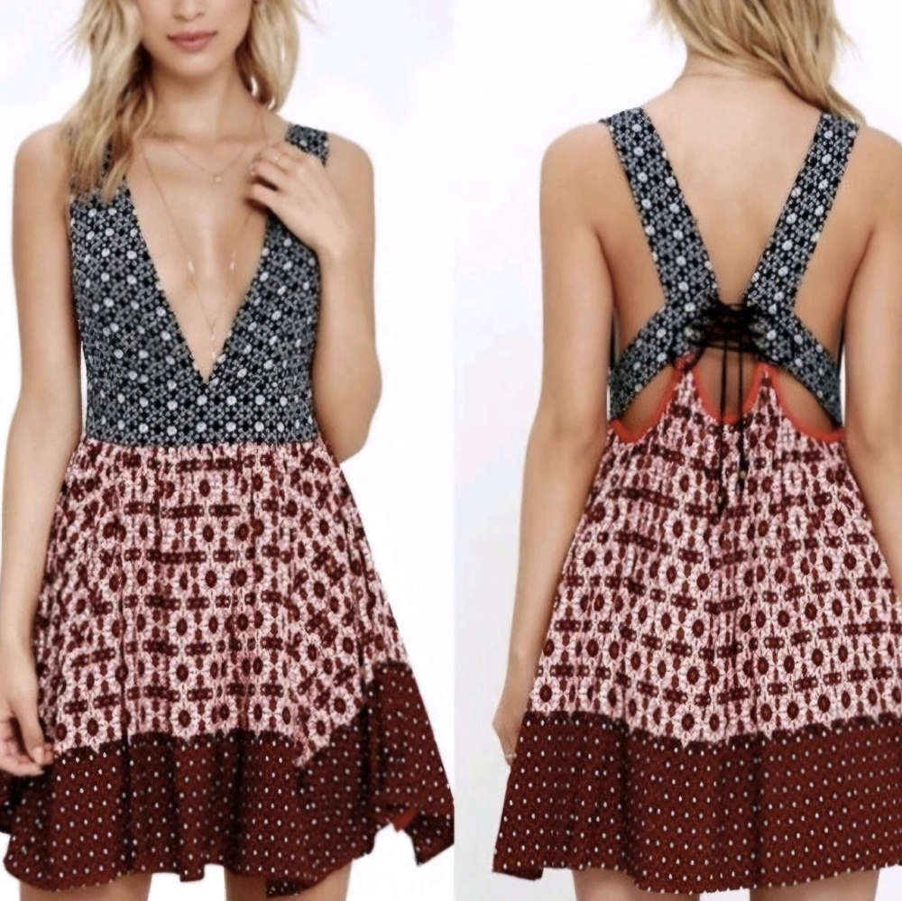 Lulu’s La Vie En Roses Floral Print Dress Blue Red Plunging Lace Up Back Sz L - Picture 3 of 5